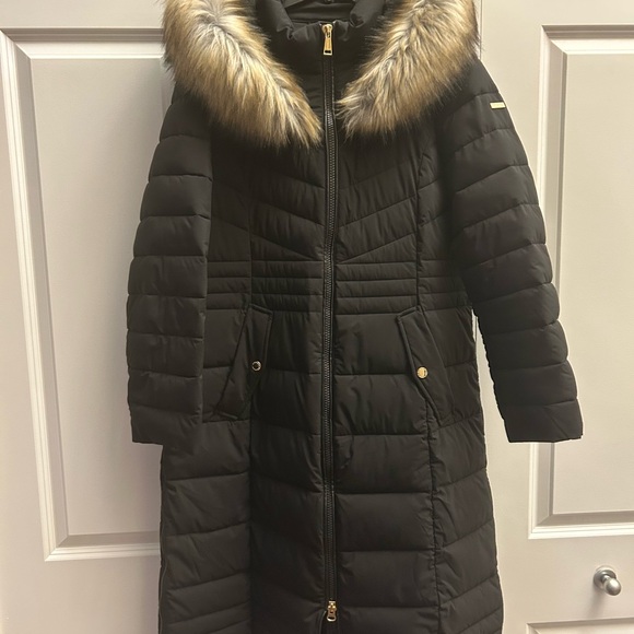 Laundry by Shelli Segal Women's Black Puffer Coat with Faux-Fur Hood - Picture 4 of 11